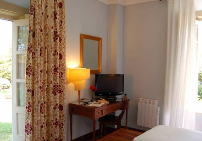 Románticas habitaciones en Hotel La Casona de la Paca. Relájate con nuestra oferta en Asturias